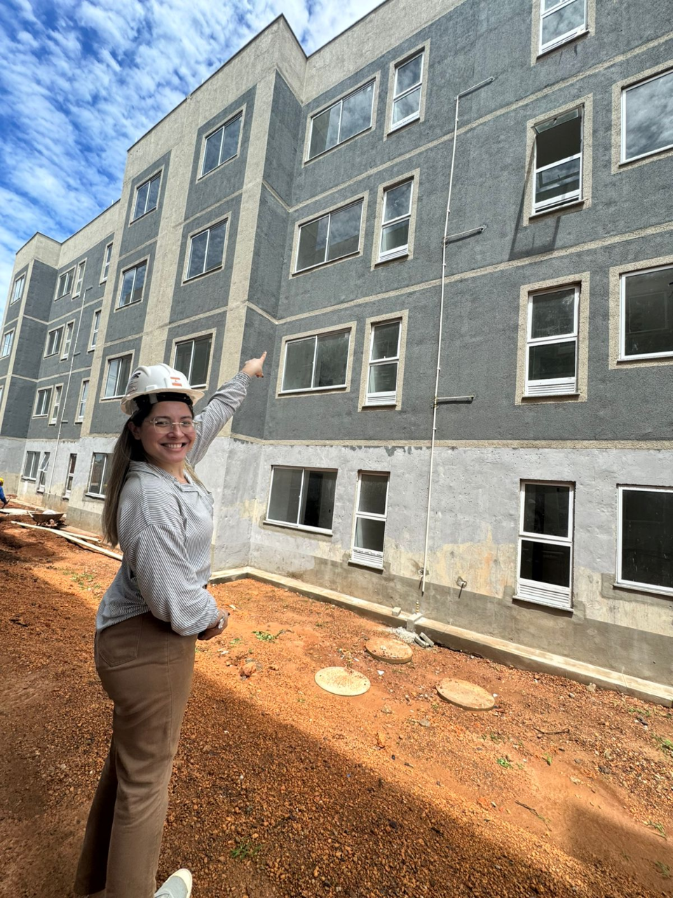 Diretora da Prime Lar Imobiliária com capacete em visita técnica a empreendimento residencial em construção